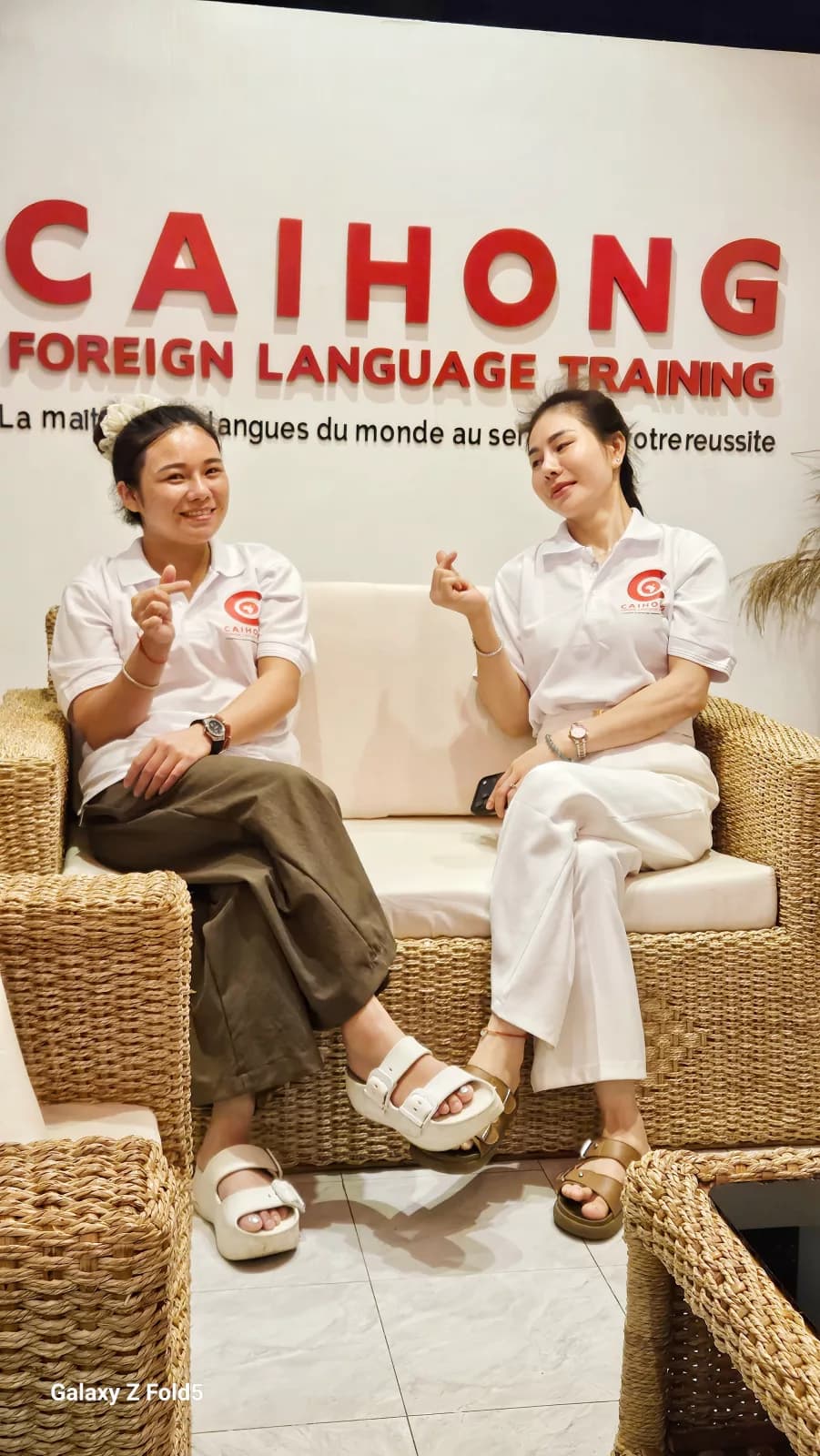 Deux apprenantes en polo CAIHONG à l'accueil du centre